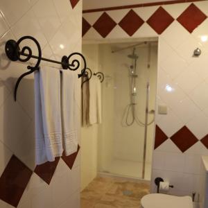 波尔图珀尔特弗兹酒店的带淋浴、卫生间和毛巾的浴室