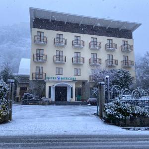 Castelluccio InferioreHotel Mercure的雪在前面下的酒店