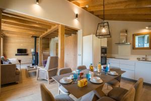 阿尔利河畔普拉兹Les Portes de Megève的厨房以及带桌椅的起居室。