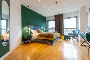 米兰Missori Suites的一间卧室设有一张床和绿色的墙壁