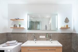 戈尔德格LakeSide Appartments的一间带水槽和镜子的浴室
