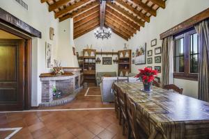 阿尔科斯-德拉弗龙特拉La Cazuela的客厅配有桌子和壁炉