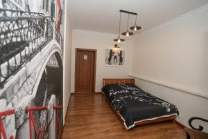 基辅Hotel Piano的卧室配有一张床铺,位于带墙壁的房间
