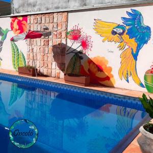 帕尔马斯Oncotô Palmas Hostel的游泳池旁的壁画