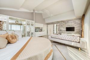 阿拉尼亚Elite Luxury Suite & Spa的一间卧室设有一张大床和石墙