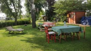 法诺La Luna nel Parco的院子里的桌椅和野餐桌