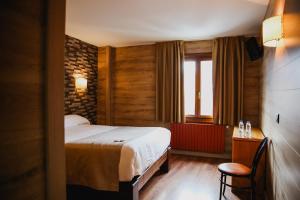 帕斯底拉卡萨卡尔鲁伊斯酒店的酒店客房设有床和窗户。