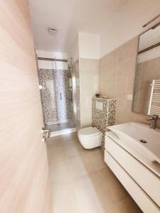 克尔克Apartmani Alta的浴室配有卫生间、盥洗盆和淋浴。