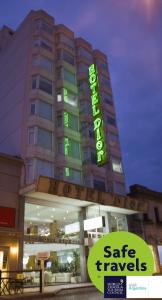 坦迪尔Hotel Dior的上面有绿色标志的酒店大楼