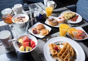 迈阿密多罗尔西迈阿密洲际酒店的餐桌上摆放着早餐食品和饮料