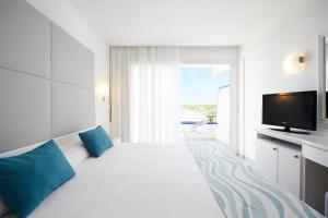 米乔尔海滩福门特拉海滩因索特尔酒店的白色卧室设有一张大床和电视。