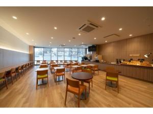 仙台R&B Hotel Sendai Higashiguchi - Vacation STAY 14656v的一间带桌椅和柜台的餐厅