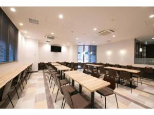 R&B Hotel Shin Osaka Kitaguchi - Vacation STAY 15196v商务区和/或会议室