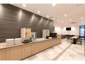 R&B Hotel Shin Osaka Kitaguchi - Vacation STAY 15196v餐厅或其他用餐的地方