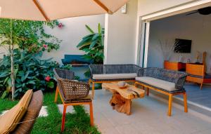 贝岛JADE DUPLEX的庭院配有桌椅和遮阳伞。