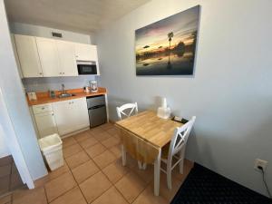 奥蒙德海滩Coral Sands Inn的一个带木桌和椅子的小厨房