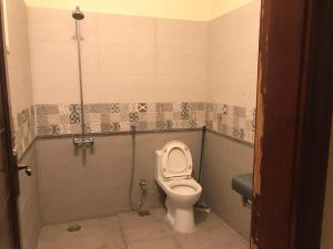 拉合尔King's Paradise的一间位于摊位的卫生间浴室