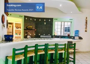圣布拉斯Casa Matanchen, privada a pie de playa & kaayaks的厨房配有带绿色椅子的台面