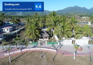圣布拉斯Casa Matanchen, privada a pie de playa & kaayaks的棕榈树度假村的空中景致
