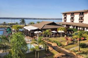 巴西利亚Flat Life Resort com vista do Lago的一座带游泳池和大楼的度假村