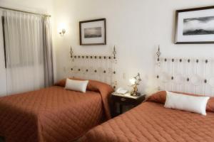 瓜纳华托艾尔梅森得劳斯坡艾塔斯酒店的酒店客房设有两张床和窗户。