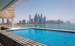 迪拜EDEN'S Homes & Villas - FIVE Palm Residences的享有城市景致的游泳池