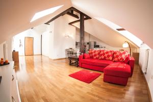 博尔扎诺Apartments Villa Anita的客厅配有红色沙发和红色地毯
