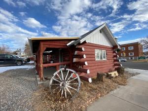 瑟莫波利斯Roundtop Mountain Vista - Cabins and Motel的小木屋前面有轮子