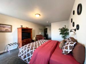 瑟莫波利斯Roundtop Mountain Vista - Cabins and Motel的一间卧室配有一张大床和长颈鹿毛毯