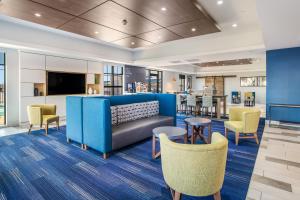 卡图萨Holiday Inn Express & Suites Tulsa East - Catoosa, an IHG Hotel的大堂设有蓝色的沙发和椅子