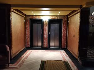 Damanhûrفندق جراند كليوباترا دمنهور的走廊,有门和地毯的酒店走廊