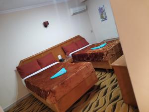 Damanhûrفندق جراند كليوباترا دمنهور的配有蓝色物品的客房内的两张床