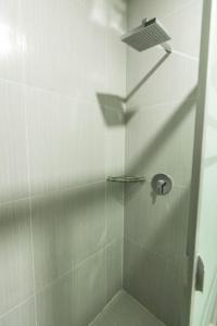帕拉卡斯Nakua Paracas Lodge的淋浴间设有玻璃门和淋浴
