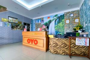 加央Super OYO 90039 Coop Hotel Kangar的墙上有卵石标志的商店
