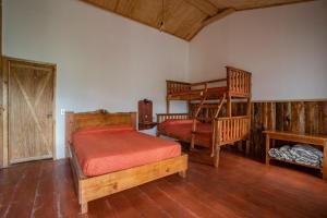 PerquínVilla Verde的一间卧室设有两张双层床和梯子