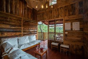 PerquínVilla Verde的小木屋内带沙发的客厅