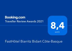 比达尔FastHôtel Biarritz Bidart Côte-Basque - Un hôtel FH Collection的蓝色圆柱体,上面有数字