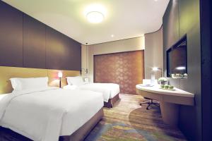 上海上海国际贵都大饭店的酒店客房配有两张床和一张书桌