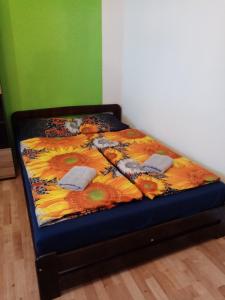 ReľovDomek的一张带五颜六色的被子的床