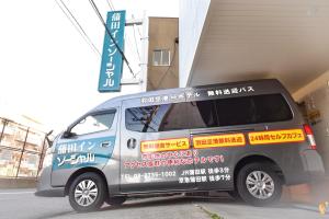 东京Kamata Inn Social的一辆写字的面包车停在大楼旁边
