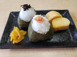 Barajimaホテル シンドバッド滝沢店 Adult Only的盘上装有米和水果的寿司