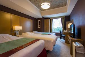 东京赤坂蒙特利酒店的酒店客房设有两张床和电视。