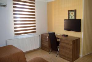 加济安泰普尤努斯酒店的酒店客房配有书桌、电视和书桌