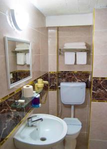 加济安泰普尤努斯酒店的一间带水槽、卫生间和镜子的浴室