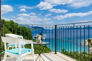 斯拉诺Villa Sofija Dubrovnik & Peljesac Region的一个带桌椅的海景阳台