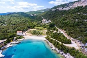 斯拉诺Villa Sofija Dubrovnik & Peljesac Region的海滩和水体的空中景观