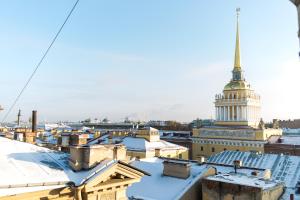 圣彼得堡Bronza Hotel的享有带雪盖屋顶的国会大厦的景色