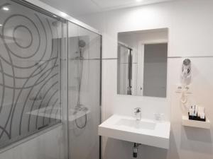 塞维利亚帕萨雷拉酒店的带淋浴和盥洗盆的白色浴室