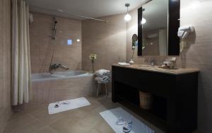 哈马马特新巴达旅馆的带浴缸、水槽和淋浴的浴室