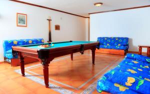 卡勒达德福斯特卡勒塔多拉达VIP别墅酒店的客厅配有台球桌和沙发